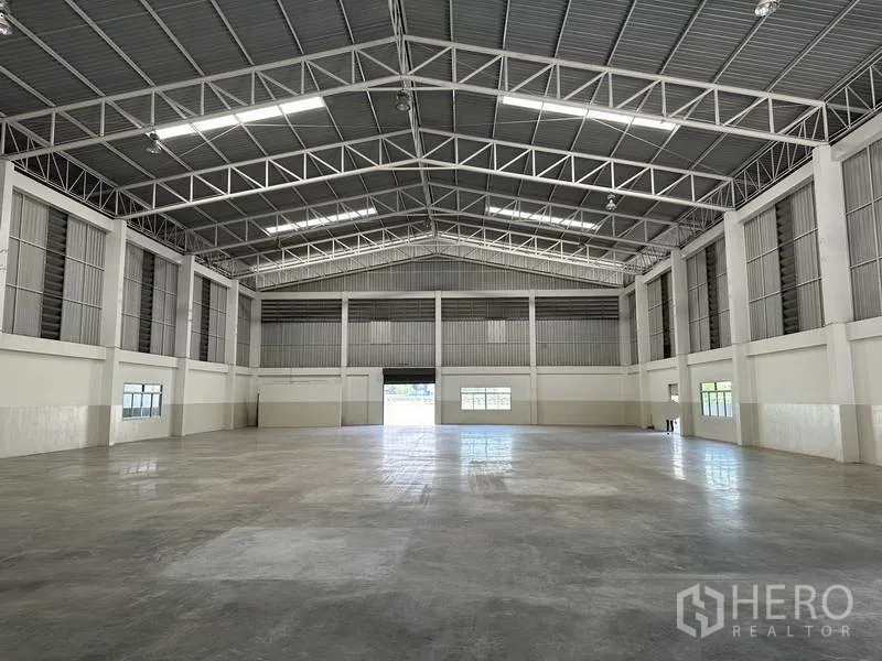 โรงงาน ให้เช่า - ฮอลล์คลังสินค้าที่กว้าง เพดานสูงโครงเหล็ก พื้นคอนกรีตขัดมัน และช่องลมระบายอากาศ
