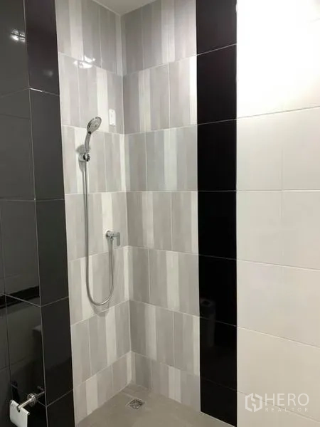 带办公室的家 出租或出售在Bang Na, Bangkok - 淋浴区特写，瓷砖墙面与手持花洒。