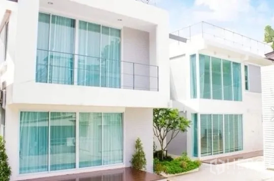 ทาวน์เฮาส์ ให้เช่าในKhlong Toei, Bangkok - แนวหน้าอาคารทาวน์เฮ้าส์สีขาวสมัยใหม่ กระจกบานใหญ่และสวนหย่อม