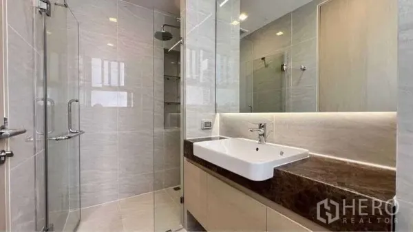 คอนโด ให้เช่าในWatthana, Bangkok - ห้องน้ำสมัยใหม่พร้อมตู้ Shower กระจก หัวฝักบัวเรนชาวเวอร์ กระจกบานใหญ่ และเคาน์เตอร์ยาว