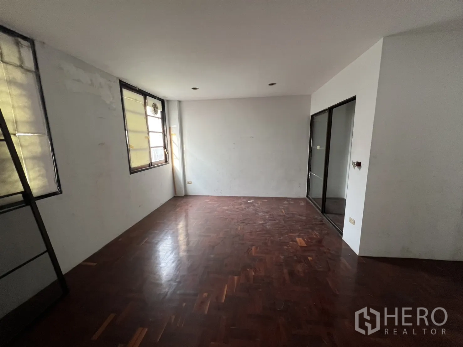 อาคารพาณิชย์ ให้เช่าในWatthana, Bangkok - ห้องชั้นบนปูพื้นปาร์เกต์ มีหน้าต่างและประตูกระจกบานเลื่อน