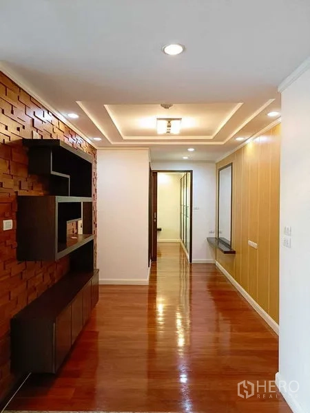 คอนโด ให้เช่าในWatthana, Bangkok - โถงและพื้นที่นั่งเล่นเพดานหลุม ผนังลายไม้ ชั้นลอย และพื้นไม้เงางาม.