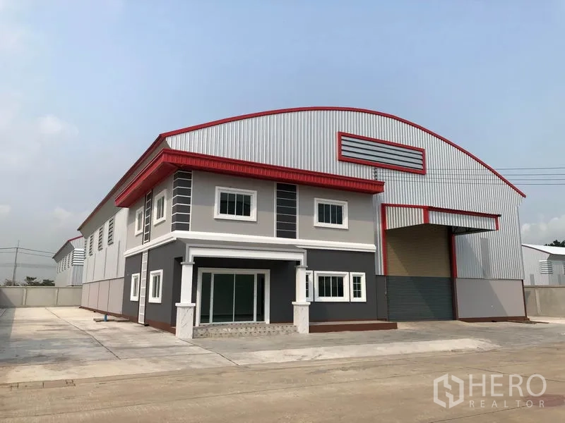 工厂 出租或出售在Bang Len, Nakhon Pathom - 厂房外观斜角视图，长立面、车道与停车区域