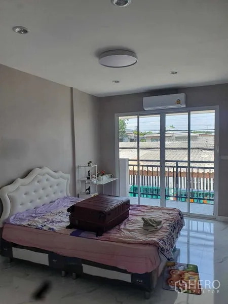สำนักงานที่บ้าน ให้เช่าในSuan Luang, Bangkok - ห้องนอนสว่าง มีประตูกระจกบานเลื่อนออกระเบียงและแอร์ผนัง