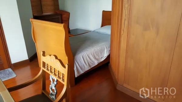 บ้าน ให้เช่าในKhlong Toei, Bangkok - ห้องนอนรอง เตียงเดี่ยวไม้ ตู้เสื้อผ้า และพื้นไม้ขัดเงา.