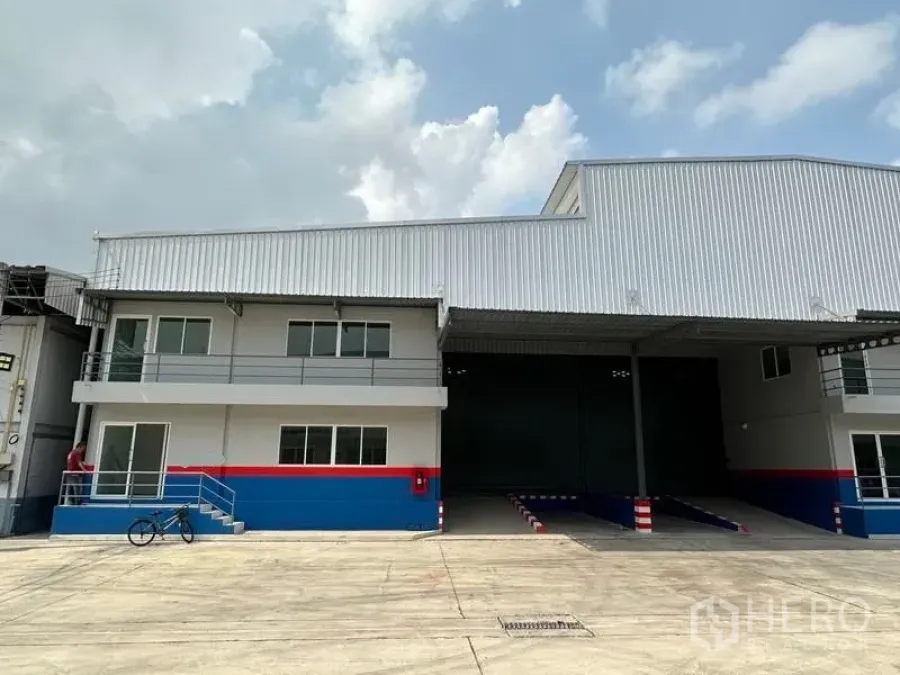 คลังสินค้า ให้เช่าในSamut Prakan - ด้านหน้าคลังสินค้าทันสมัยพร้อมออฟฟิศสองชั้น ทางลาดรับสินค้า และลานคอนกรีตกว้างในนิคมอุตสาหกรรม