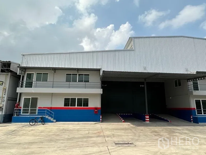 คลังสินค้า ให้เช่าในSamut Prakan - ด้านหน้าคลังสินค้าทันสมัยพร้อมออฟฟิศสองชั้น ทางลาดรับสินค้า และลานคอนกรีตกว้างในนิคมอุตสาหกรรม