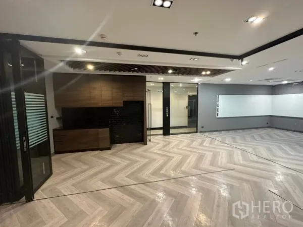 办公空间 出租 - 主工作区，带茶水间、玻璃门与墙面白板。