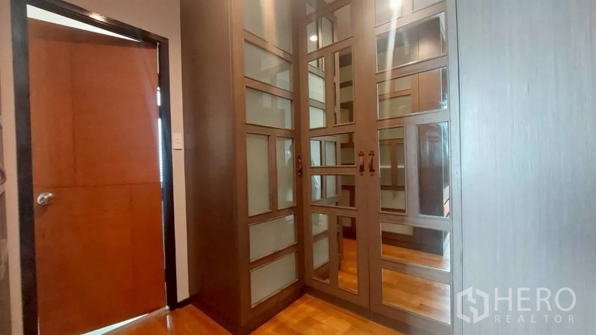 คอนโด ให้เช่าในKhlong San, Bangkok - วอล์กอินคลอเส็ตพร้อมตู้เสื้อผ้าบิวท์อินกระจก