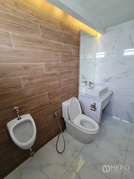 办公空间 出租 - 现代卫浴，仿大理石瓷砖与木纹墙面，配坐便器与洗手台。