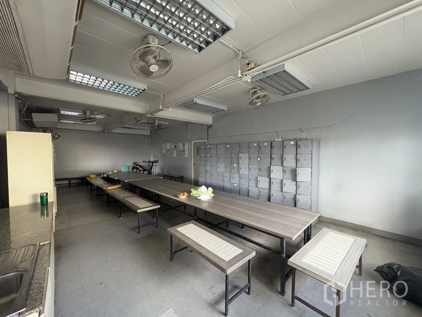Factory for sale in Khlong Toei, Bangkok - Another perspective of the dining hall with long benches