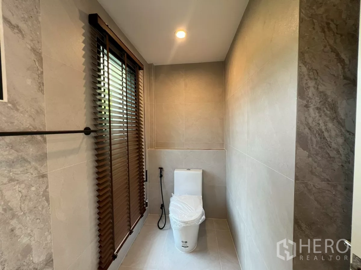 บ้าน ให้เช่าในSuan Luang, Bangkok - ห้องน้ำรับแขก หน้าต่างบานเกล็ด มาพร้อมชุดสุขภัณฑ์สมัยใหม่.