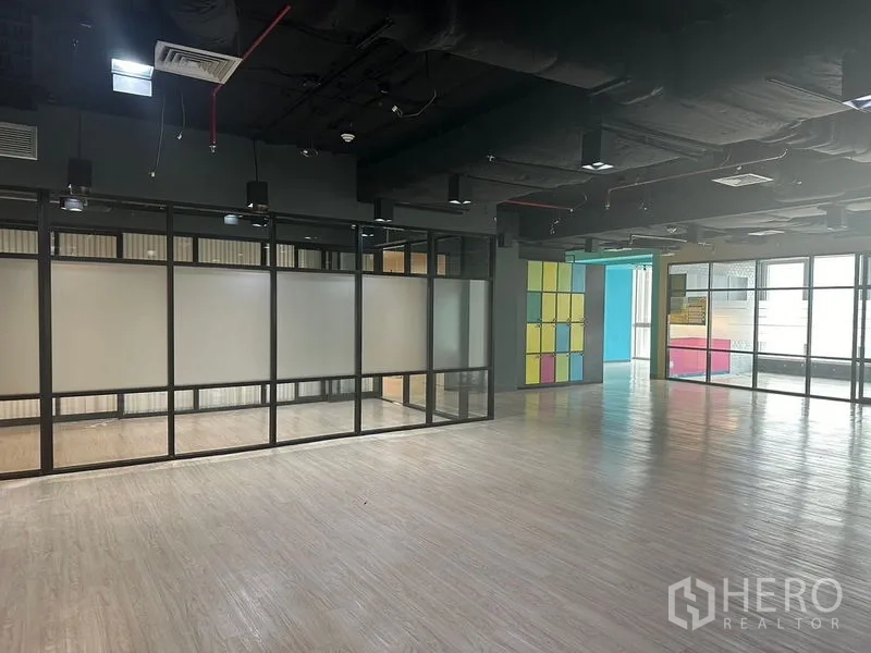 办公空间 出租在Bang Rak, Bangkok - 开放式办公区，玻璃隔间与彩色储物柜