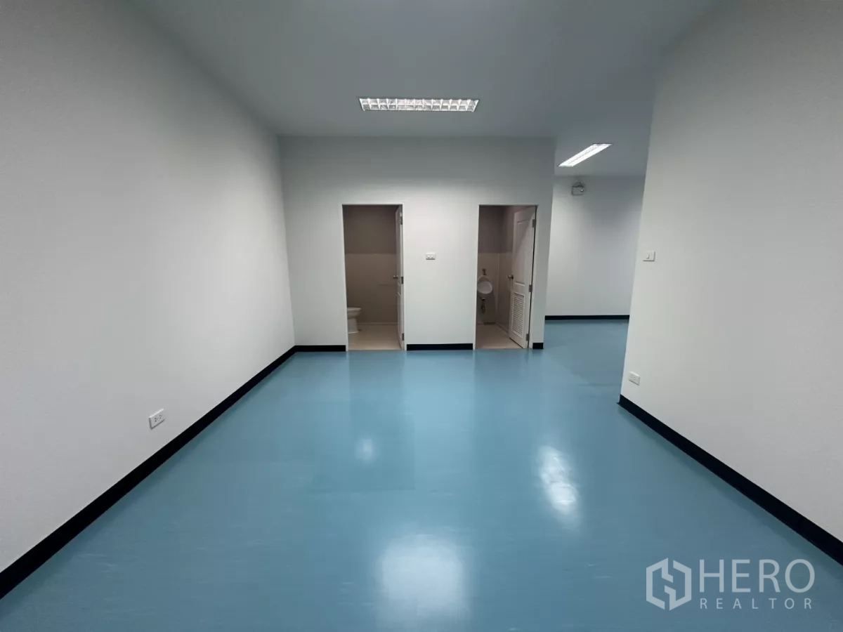 โรงงาน ให้เช่าในBang Phli, Samut Prakan - ห้องด้านหลังสำนักงาน พร้อมประตูเข้าสุขาชาย-หญิง