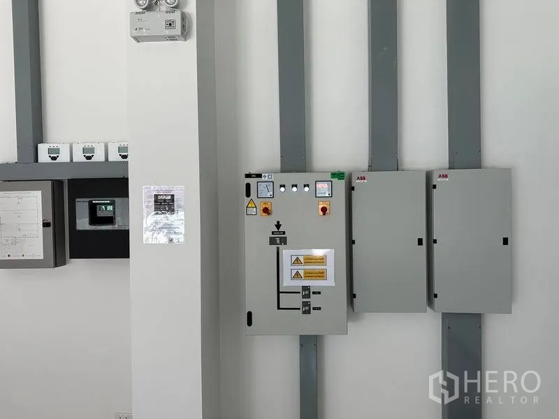 คลังสินค้า ให้เช่าในBang Phli, Samut Prakan - ตู้ควบคุมไฟฟ้าและตู้เมน MDB ติดตั้งบนผนังภายใน