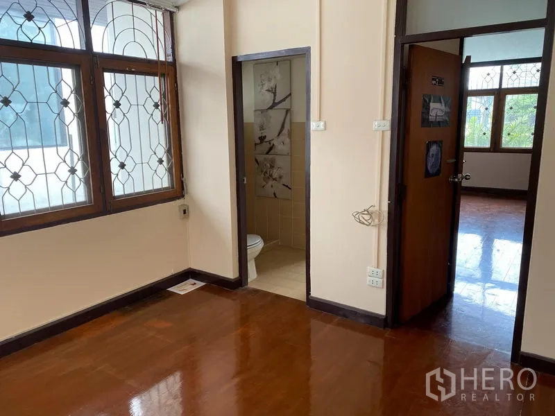 บ้าน ให้เช่าในKhlong Toei, Bangkok - ห้องนอนมีประตูเข้าสู่ห้องน้ำในตัวและหน้าต่างเหล็กดัดลายสวย