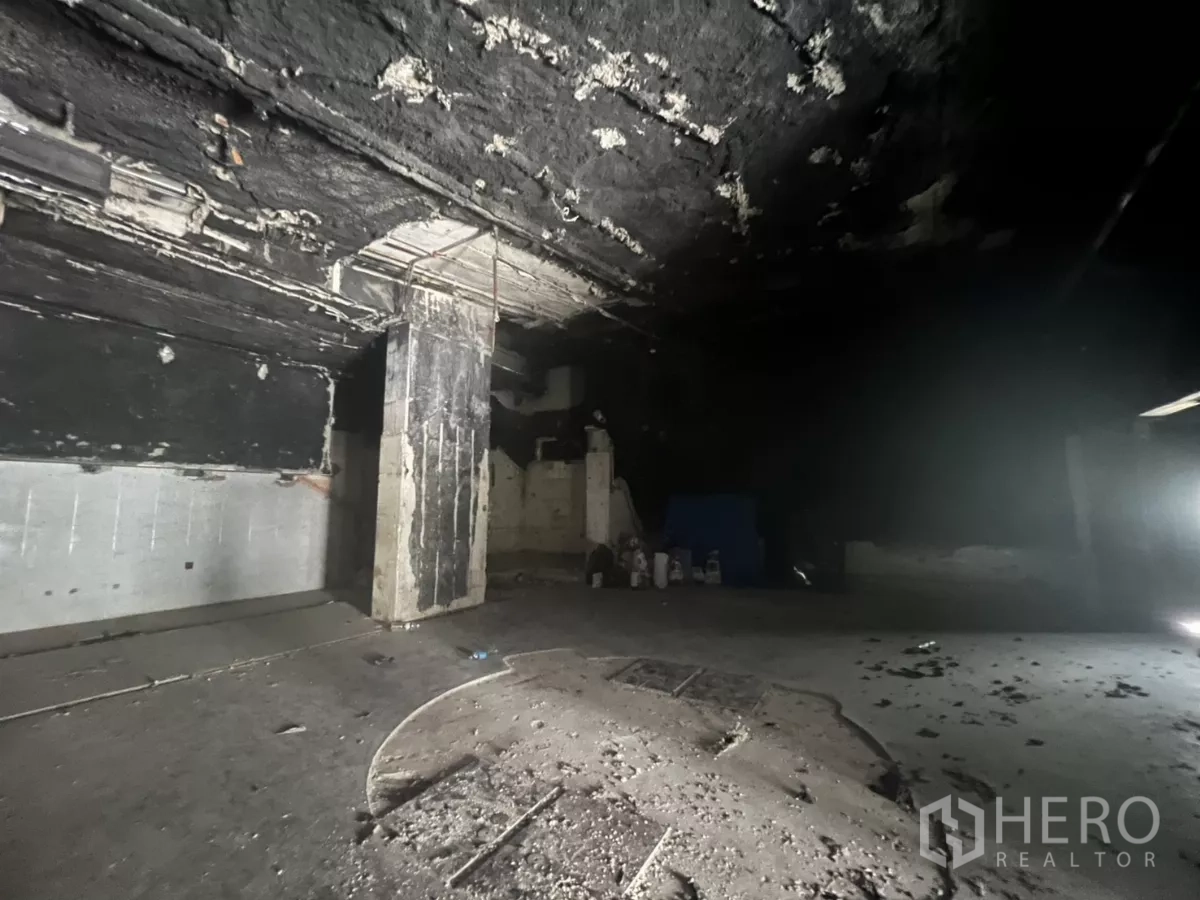 零售空间 出租在Khlong Toei, Bangkok - 中央通透大平层，带结构柱，等待租户定制装修。