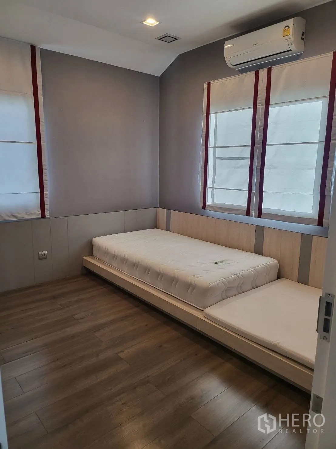 บ้านเดี่ยว for rent in Bang Phli, Samut Prakan - ห้องนอนขนาดกะทัดรัดเตียงยกพื้น พื้นไม้ แอร์ และม่านโรมัน
