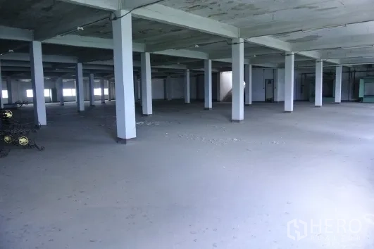 โรงงาน ขายในBang Phli, Samut Prakan - พื้นคลังสินค้าโล่งกว้าง เสาสูงจำนวนมากและเพดานสูง.