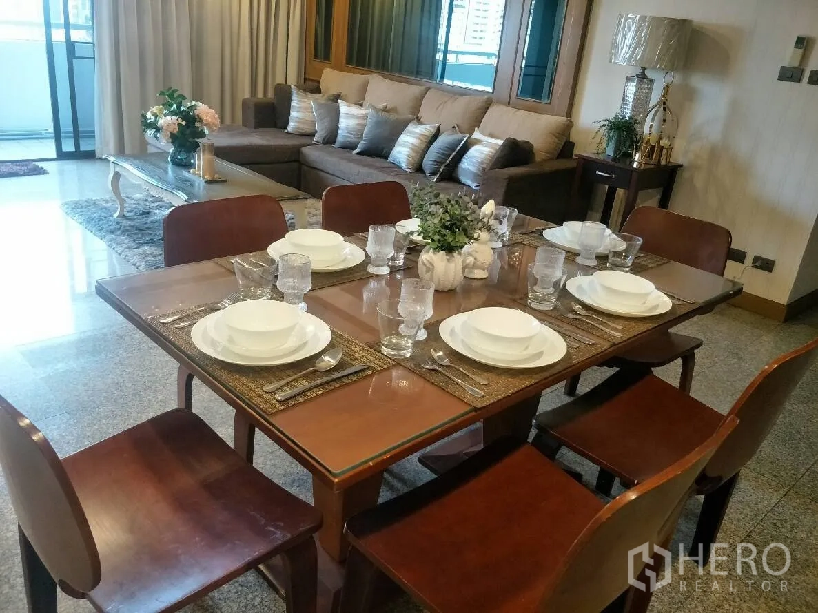 คอนโด ให้เช่าในWatthana, Bangkok - พื้นที่นั่งเล่นและทานอาหารแบบโอเพนของคอนโดในเขตวัฒนา กรุงเทพฯ พร้อมโต๊ะ 6 ที่และระเบียง