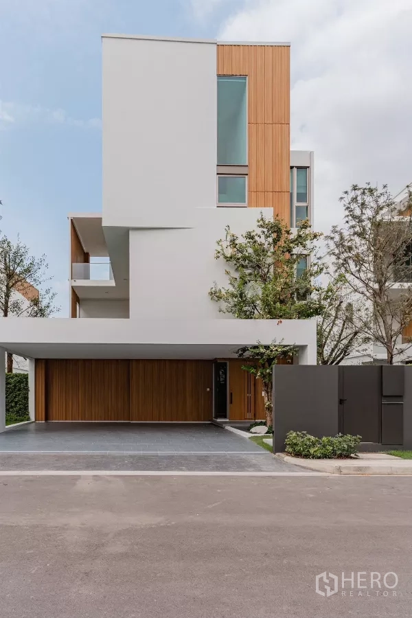 บ้าน ให้เช่าในSaphan Sung, Bangkok - หน้าบ้านเดี่ยวสไตล์โมเดิร์น 3 ชั้น โครงการ VIVE พระราม 9 เขตสะพานสูง