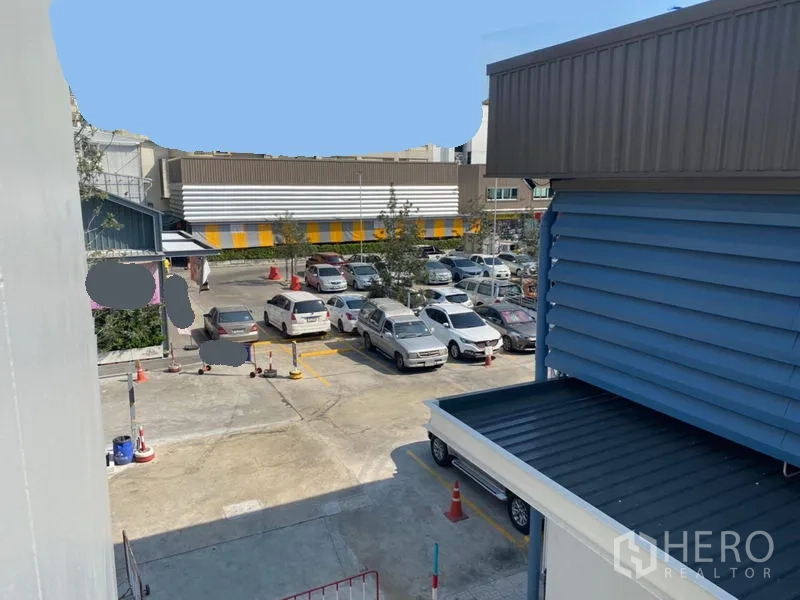 零售空间 出租在Khlong Toei, Bangkok - 从高处俯瞰停车场与周边低层建筑的景观