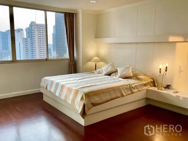 คอนโด ให้เช่าหรือขายในWatthana, Bangkok - ห้องนอนหลัก เตียงใหญ่ ผนังบิลท์อิน โคมไฟ และวิวสกายไลน์