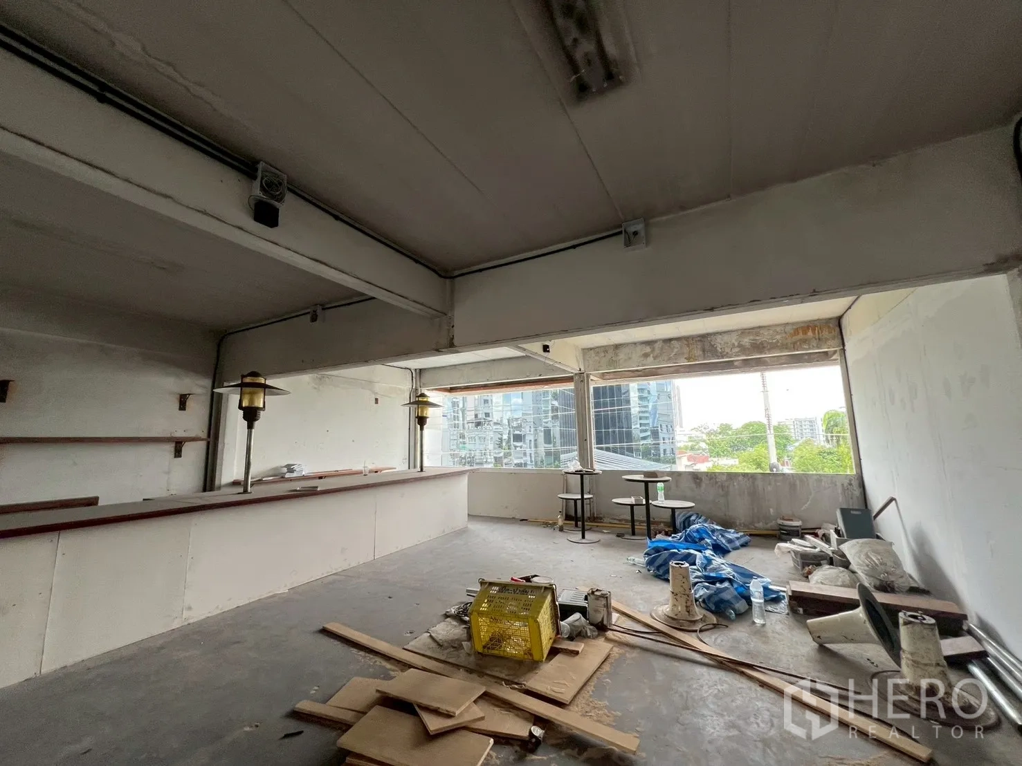 零售空间 出租在Watthana, Bangkok - 开放空间的转角，环绕窗与城市视野，适合展厅。