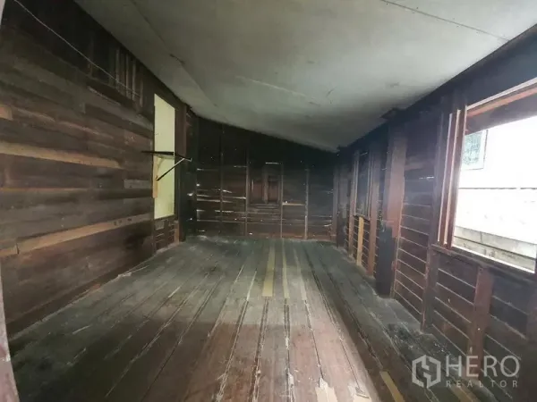 บ้าน ให้เช่าในSathon, Bangkok - ห้องยาวพื้นไม้ ผนังไม้โชว์ลาย พร้อมช่องหน้าต่างรับแสง