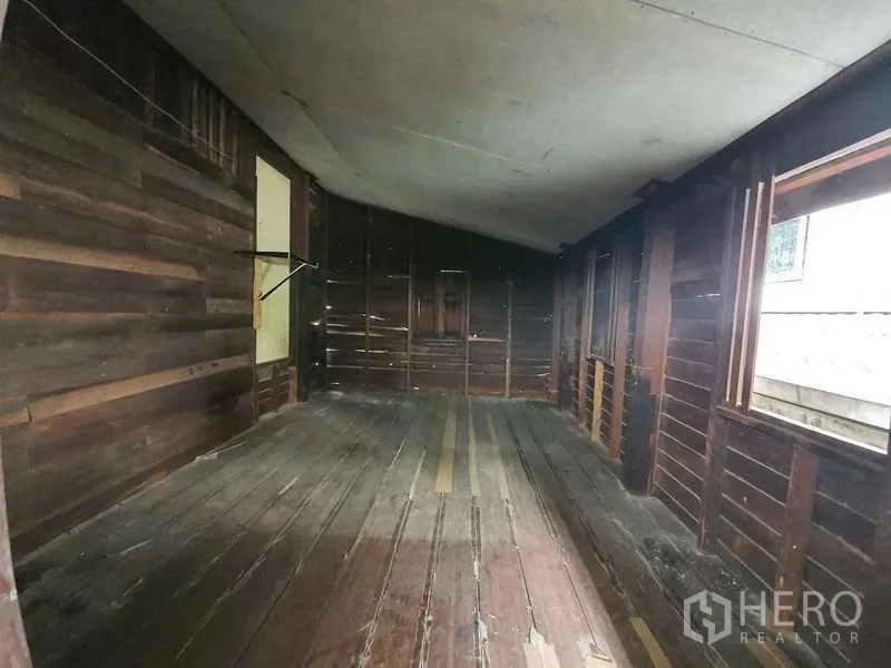 บ้าน ให้เช่าในSathon, Bangkok - ห้องยาวพื้นไม้ ผนังไม้โชว์ลาย พร้อมช่องหน้าต่างรับแสง