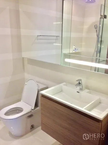 คอนโด ให้เช่าในKhlong Toei, Bangkok - ห้องน้ำสมัยใหม่ อ่างล้างหน้า ตู้กระจก โถสุขภัณฑ์ และห้องอาบน้ำกระจก