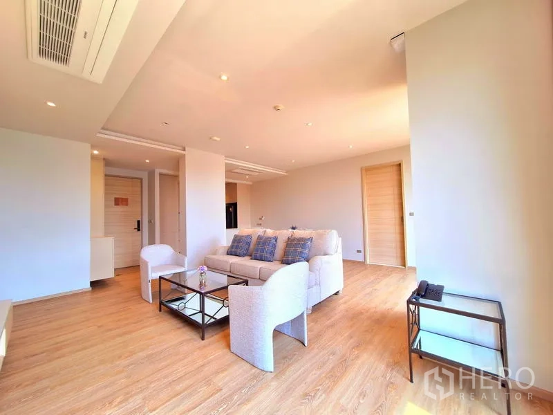 อพาร์ทเมนท์ ให้เช่าในBang Na, Bangkok - พื้นที่นั่งเล่นสว่าง โต๊ะกลางกระจก ประตูบานเลื่อน และแสงธรรมชาติเพียบ