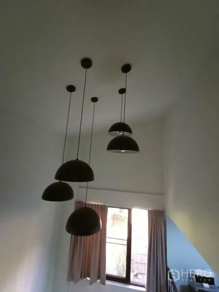 อาคารพาณิชย์ ขายในWang Thonglang, Bangkok - โถงบันไดพร้อมโคมแชนเดอเลียแบบแขวนและหน้าต่าง