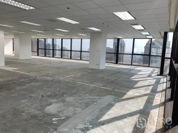 สำนักงาน ให้เช่าในRatchathewi, Bangkok - สำนักงานแบบเปิดโล่งสว่าง พร้อมกระจกเต็มบานและวิวสกายไลน์กรุงเทพฯ