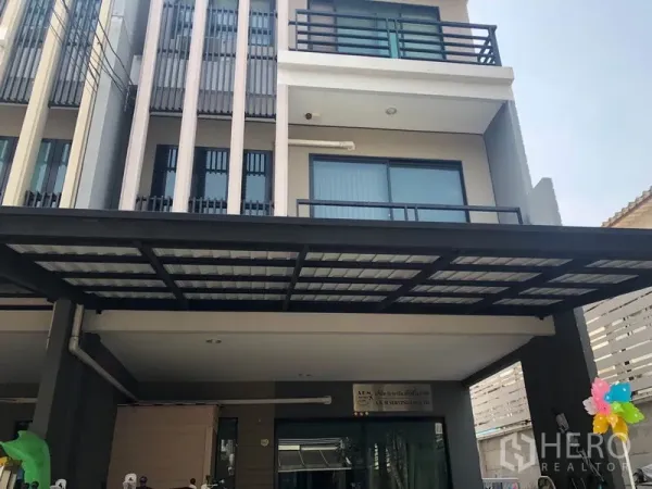 Townhouse for sale in Phasi Charoen, Bangkok - Three-storey modern townhouse facade with covered carport and balcony in Phasi Charoen.