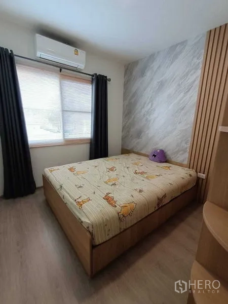 ทาวน์เฮาส์ ให้เช่าในPrawet, Bangkok - ห้องนอนผนังตกแต่งลายไม้ ตู้และชั้นบิวท์อิน พร้อมเครื่องปรับอากาศ