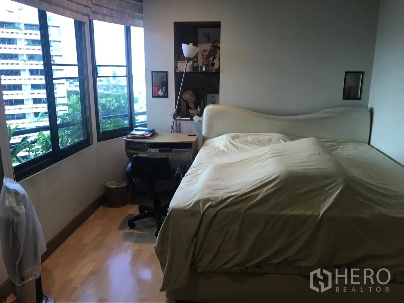 คอนโด ให้เช่าหรือขายในWatthana, Bangkok - ห้องนอนมีหน้าต่างบานใหญ่ โต๊ะทำงาน พื้นไม้ และเตียงไซส์คิง