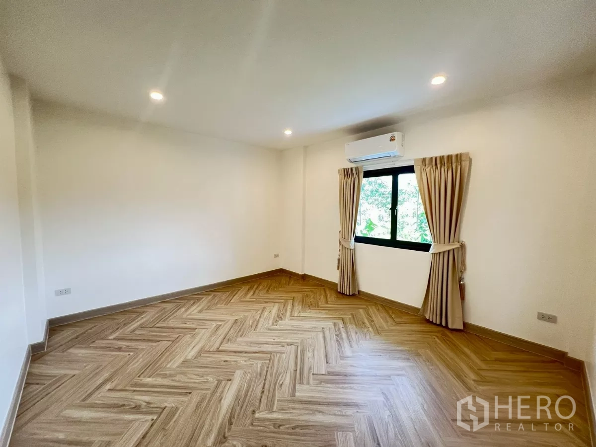 บ้าน ให้เช่าในSuan Luang, Bangkok - ห้องนอนที่สามโล่ง พื้นลายก้างปลา มองเห็นสวนสีเขียว.