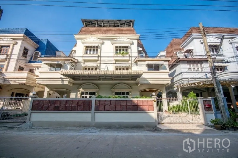 Home Office for rent in Suan Luang, Bangkok - Three-storey home office facade with gated entrance and balconies on a quiet lane in Phra Khanong.