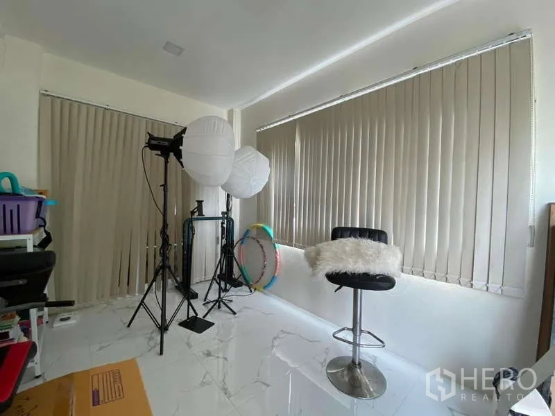 บ้าน ให้เช่าหรือขายในBueng Kum, Bangkok - สตูดิโอสว่าง พื้นกระเบื้องสีขาว หน้าต่างบานใหญ่ และไฟสตูดิโอ