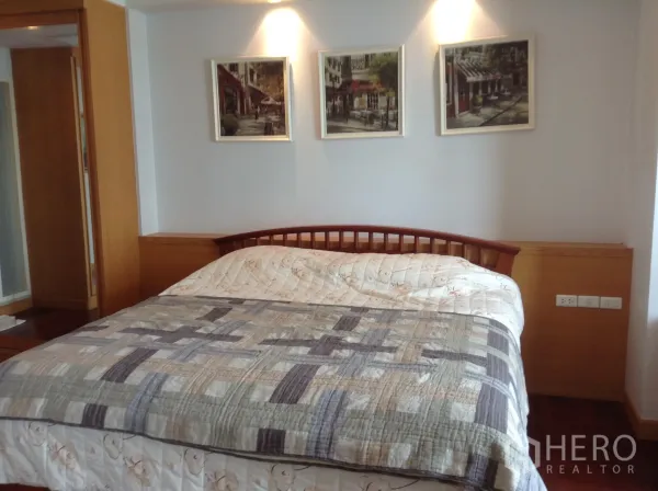 คอนโด ให้เช่าหรือขายในKhlong San, Bangkok - ห้องนอนอบอุ่น เตียงใหญ่ หัวเตียงไม้ กรอบรูปติดผนัง และไฟส่องเพดาน