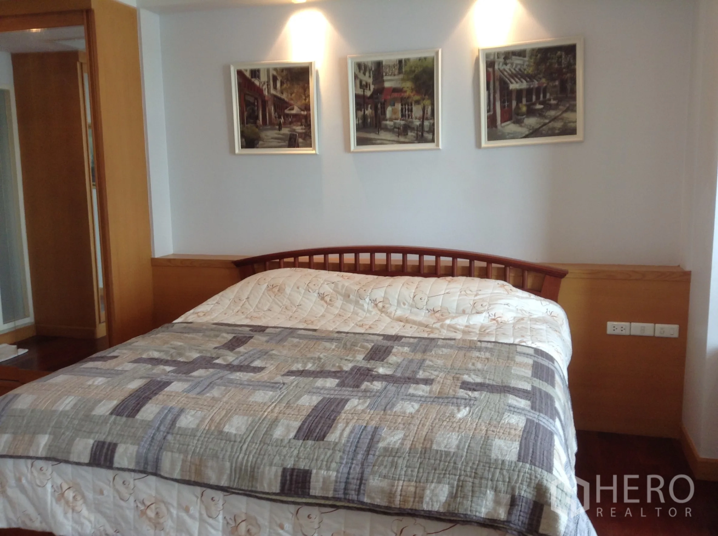 คอนโด ให้เช่าหรือขายในKhlong San, Bangkok - ห้องนอนอบอุ่น เตียงใหญ่ หัวเตียงไม้ กรอบรูปติดผนัง และไฟส่องเพดาน