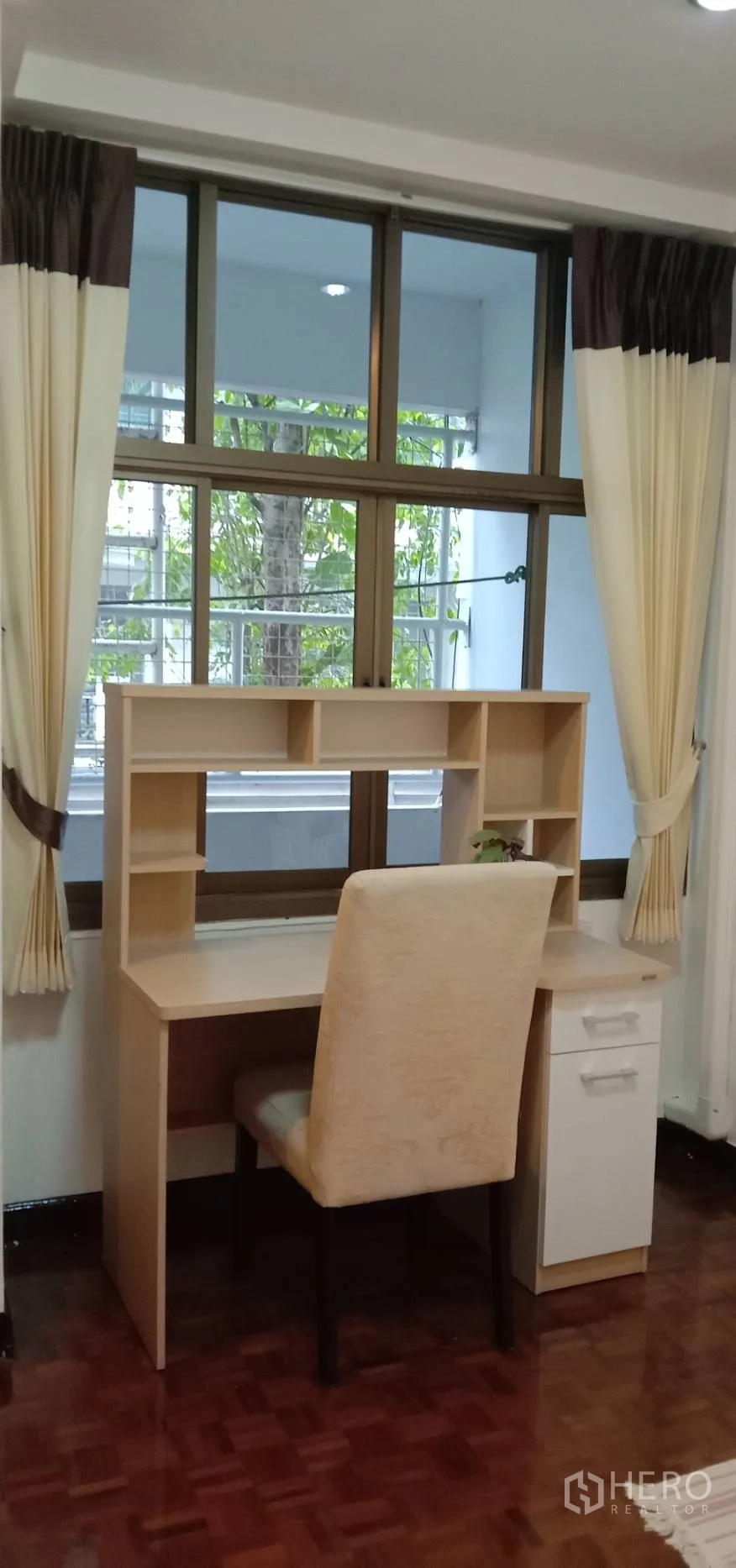 อพาร์ทเมนท์ ให้เช่าในRatchathewi, Bangkok - มุมทำงานพร้อมโต๊ะเขียนหนังสือข้างหน้าต่างบานใหญ่และผ้าม่านสีครีม
