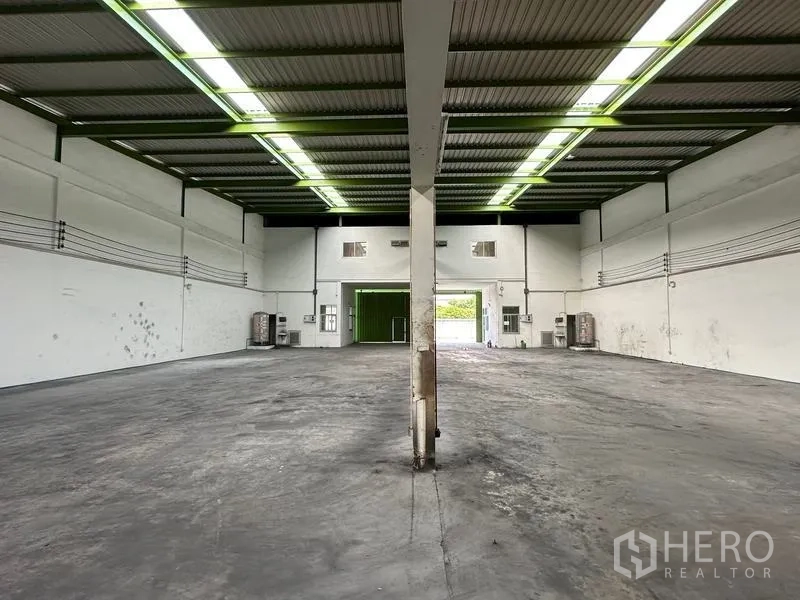 货栈 出租在Pathum Thani - 通透仓库内部，面向后侧装卸门，屋顶设有天窗带。