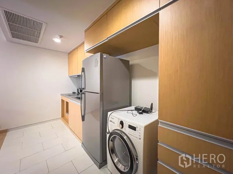 คอนโด ขายในWatthana, Bangkok - มุมข้างครัว เน้นตู้เย็นทรงสูง เครื่องซักผ้าฝาหน้า และตู้เก็บของจำนวนมาก
