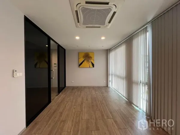 สำนักงานที่บ้าน ให้เช่าในBueng Kum, Bangkok - ห้องประชุมพร้อมแอร์ฝังฝ้า ม่านบังแสงเต็มบาน และผนังกระจก