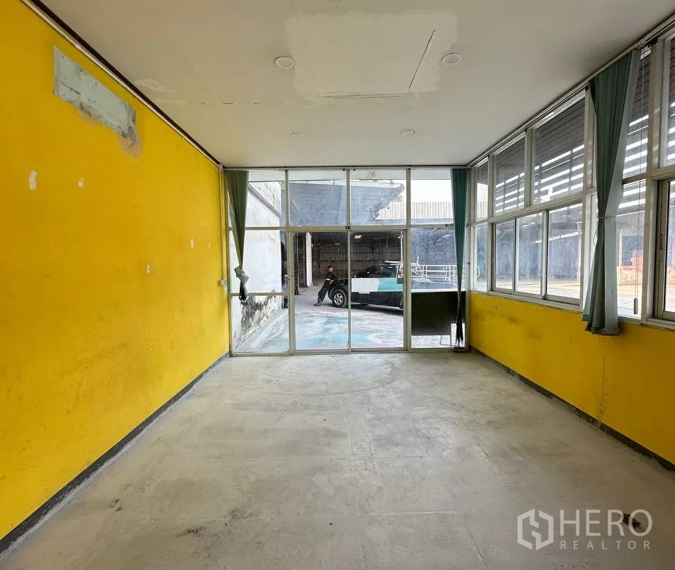 工厂 出租在Samut Prakan - 采光良好的办公室，大片窗户面向院子