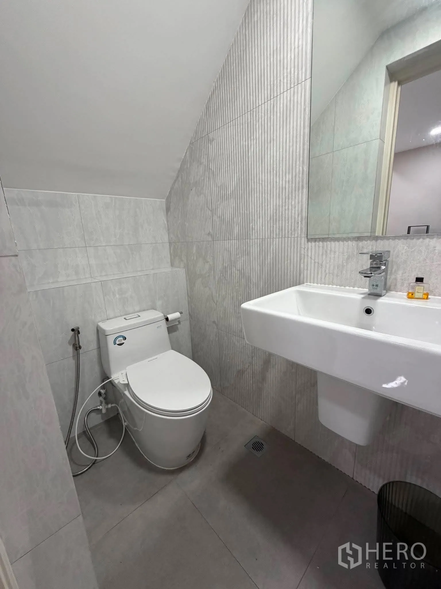โฮมออฟฟิศ for rent in Phra Khanong, Bangkok - ห้องน้ำปูกระเบื้องพร้อมโถสุขภัณฑ์ อ่างล้างหน้า และสายฉีดชำระ