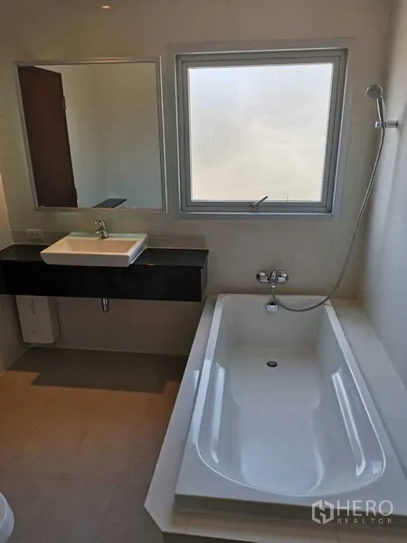 คอนโด ให้เช่าในKhlong Toei, Bangkok - ห้องน้ำสมัยใหม่พร้อมอ่างอาบน้ำ เคาน์เตอร์อ่างล้างหน้า และหน้าต่างรับแสงธรรมชาติ