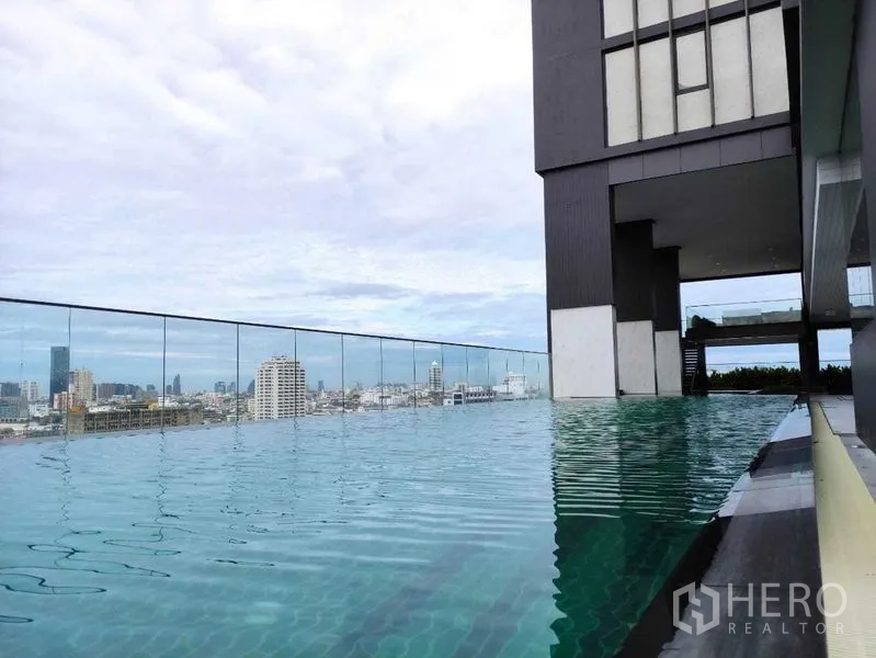 คอนโด ให้เช่าในPathum Wan, Bangkok - สระว่ายน้ำอินฟินิตี้บนดาดฟ้า ราวกระจก ชมวิวกรุงเทพแบบพาโนรามา